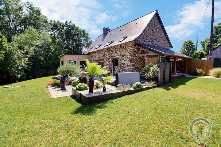 Gîte pour 9 personnes, avec sauna et terrasse ainsi que jacuzzi et jardin à Mézières-sur-Couesnon