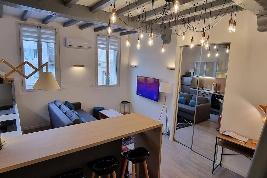 Appartement entier, Appart le Rétro Chic - Entièrement rénové en hyper centre - Terrasse et Parking privé in La Roche-Chalais, Dordogne