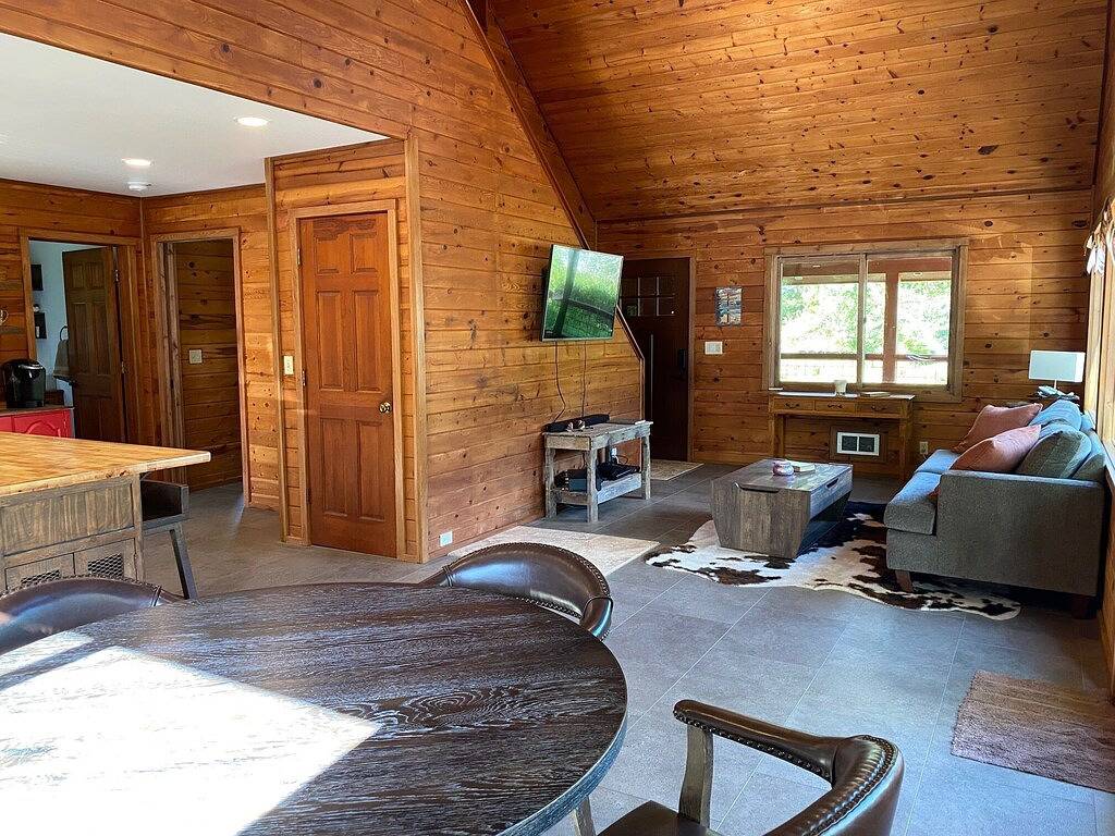 Pet friendly close to beach and gazebo with fireplace in Neahkahnie Beach, Tillamook County