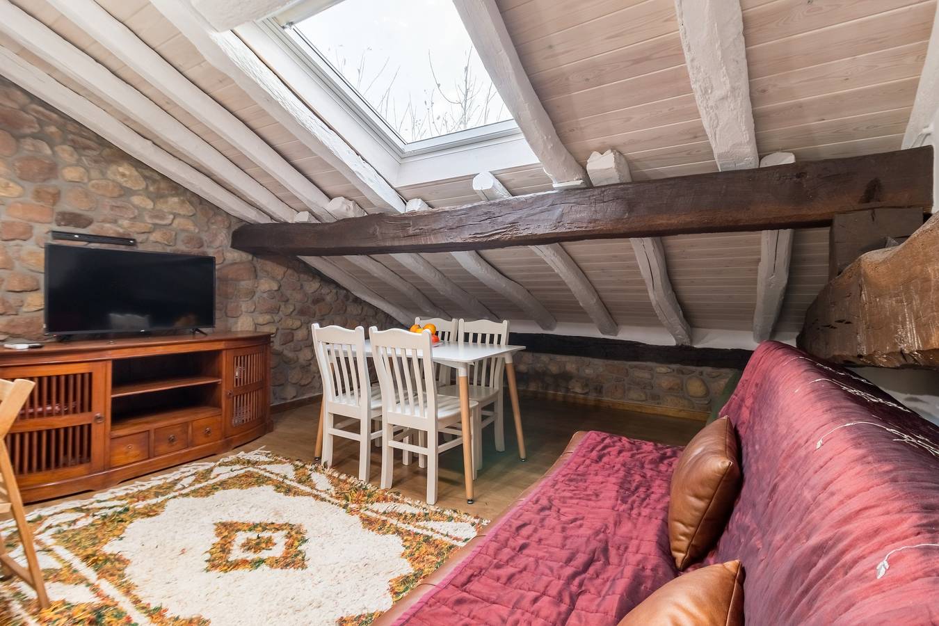 Casa de Campo 'Casa Velarde Apto 1' con Vistas a la Montaña, Jardín Privado y Wi-Fi in Viernoles, Torrelavega