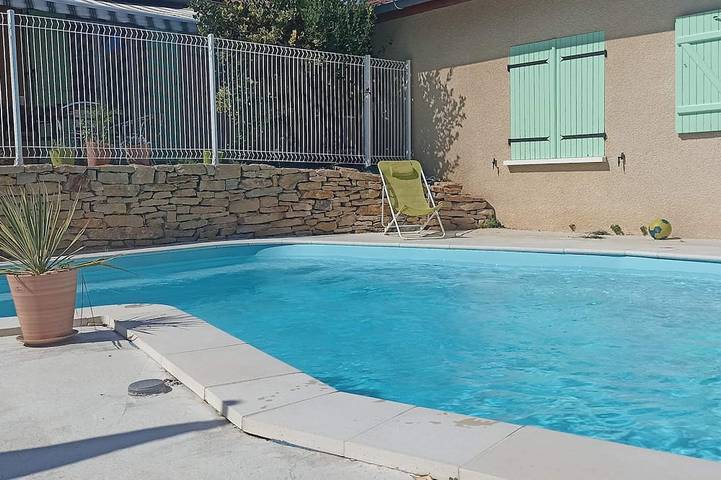 Gîte pour 4 personnes, avec terrasse et jardin à Toussieu