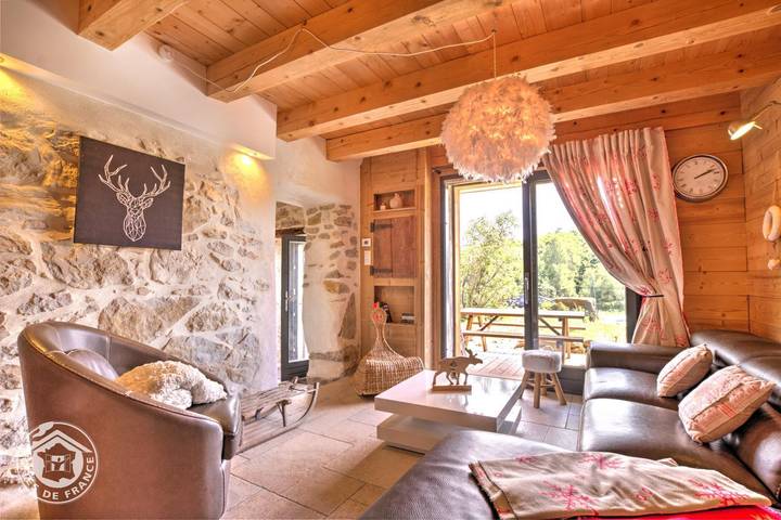 Gîte pour 6 personnes, avec terrasse, animaux acceptés à Les Déserts