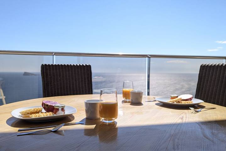 Location de vacances pour 6 personnes, avec balcon/terrasse et piscine ainsi que sauna et vue sur l’océan dans Playa de Poniente