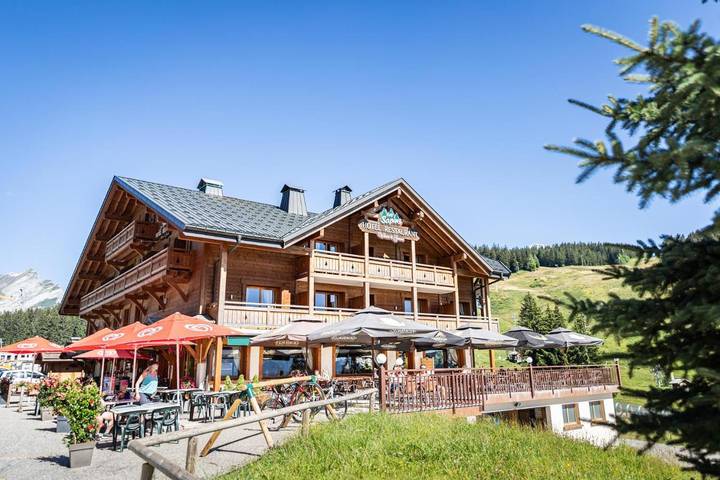 Hôtel pour 4 personnes, avec jacuzzi ainsi que balcon et piscine