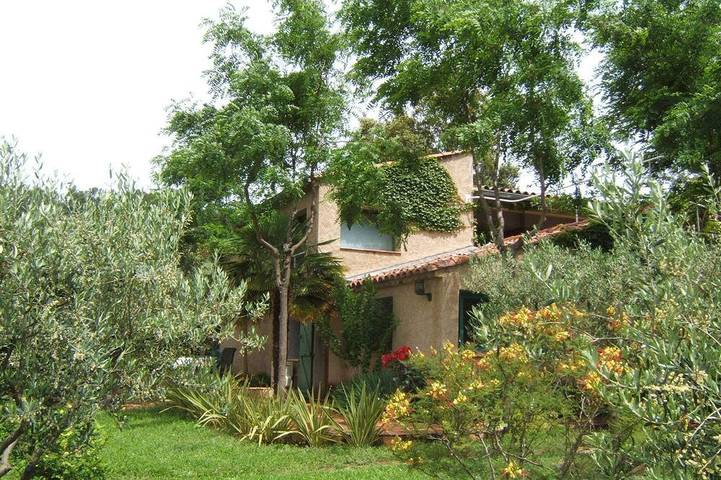 Gîte pour 2 personnes, avec piscine ainsi que terrasse et jardin