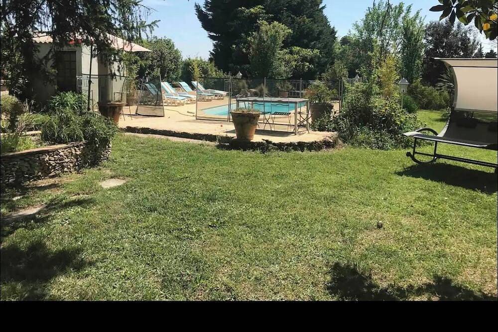 Villa Provence Avec Piscine in Fontvieille, Arles region