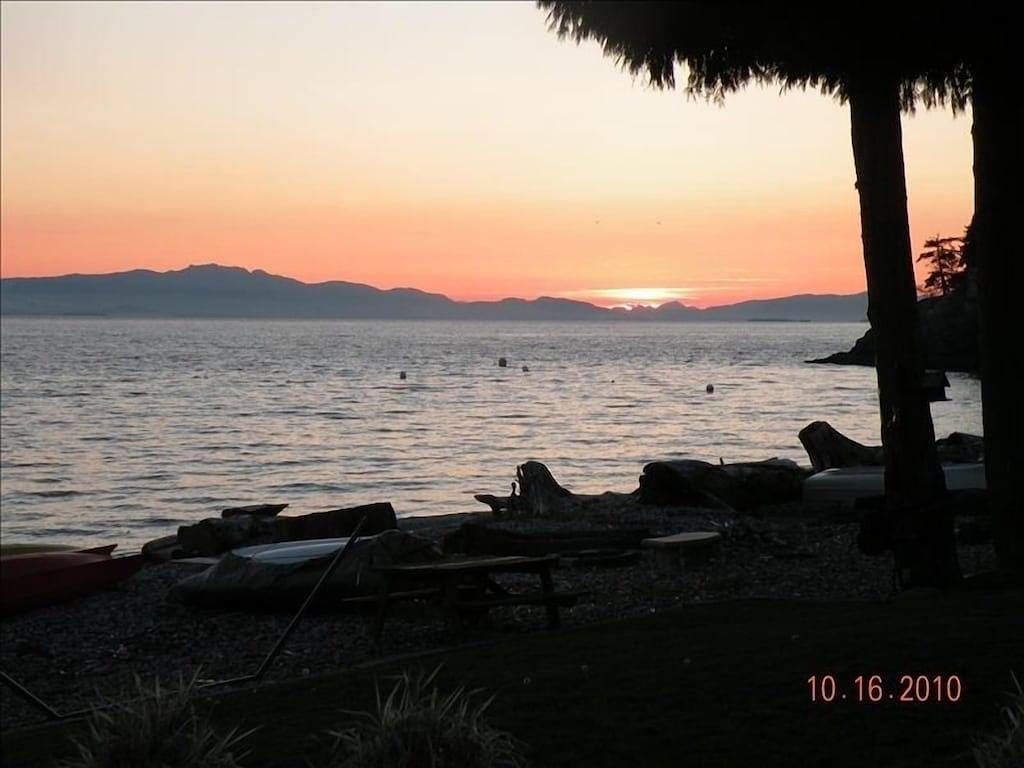 Wert für Low Banküber Walk on Waterfront at'The Devine Side ' in Sechelt, Sunshine Coast Regional District