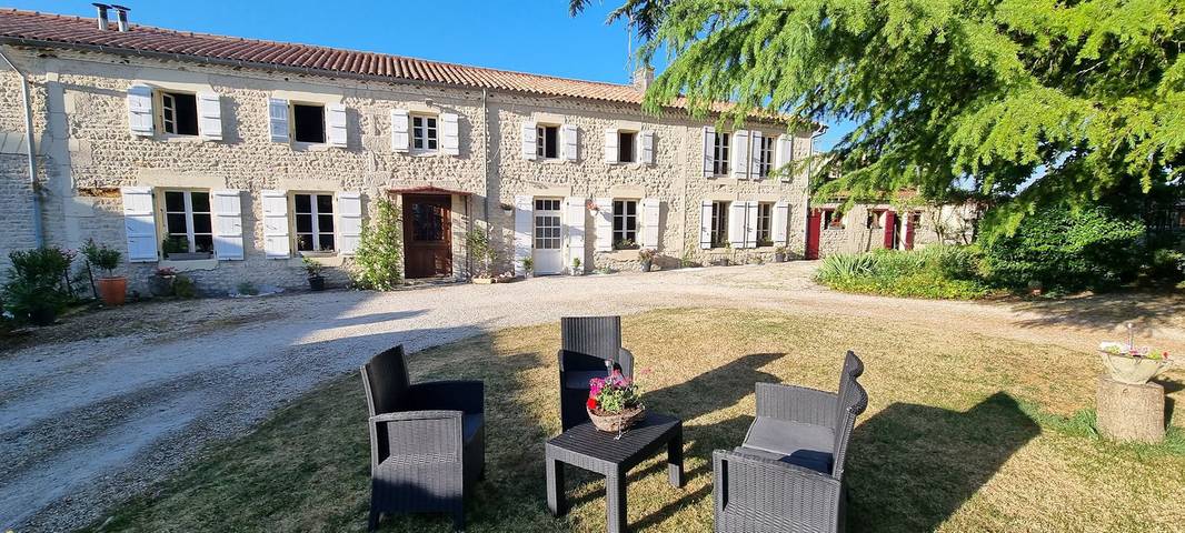 Gîte pour 4 personnes, avec terrasse ainsi que jardin et piscine à Saint-Martin-de-Juillers