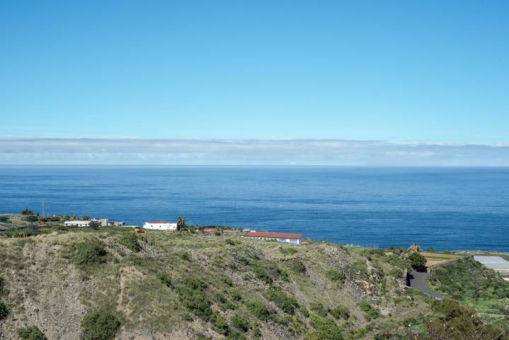Rural Holiday Home ‘Finca Mar y Teide’ with Sea View, Mountain View, Wi-Fi & Terrace in Las Longueras, La Guancha