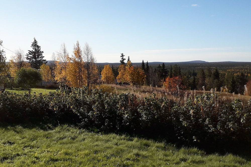 Haus mit herrlichem Landschaftsblick über dem Polarkreis im Herzen von Laponia in Lappland (Schweden)