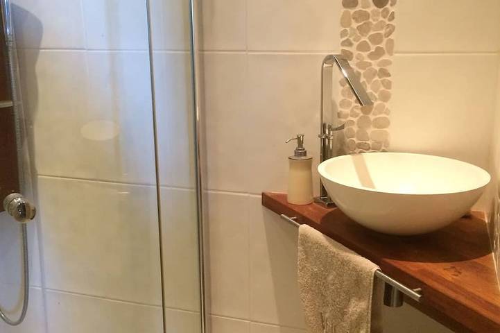 15mm from the beach, picturesque village, former cooperage with swimming pool! in Gallargues-le-Montueux, Costa mediterránea (Francia)