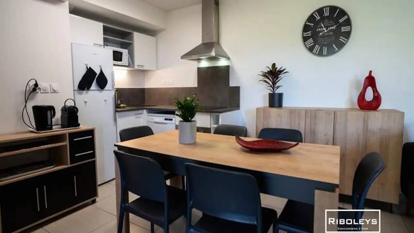 Gîte pour 7 personnes, avec Balcon ainsi que Terrasse et Piscine dans Plage de la Farinette - 3