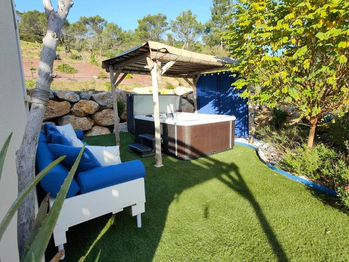 Location de vacances pour 2 personnes, avec piscine ainsi que jardin et jacuzzi dans Babeau-Bouldoux - 4