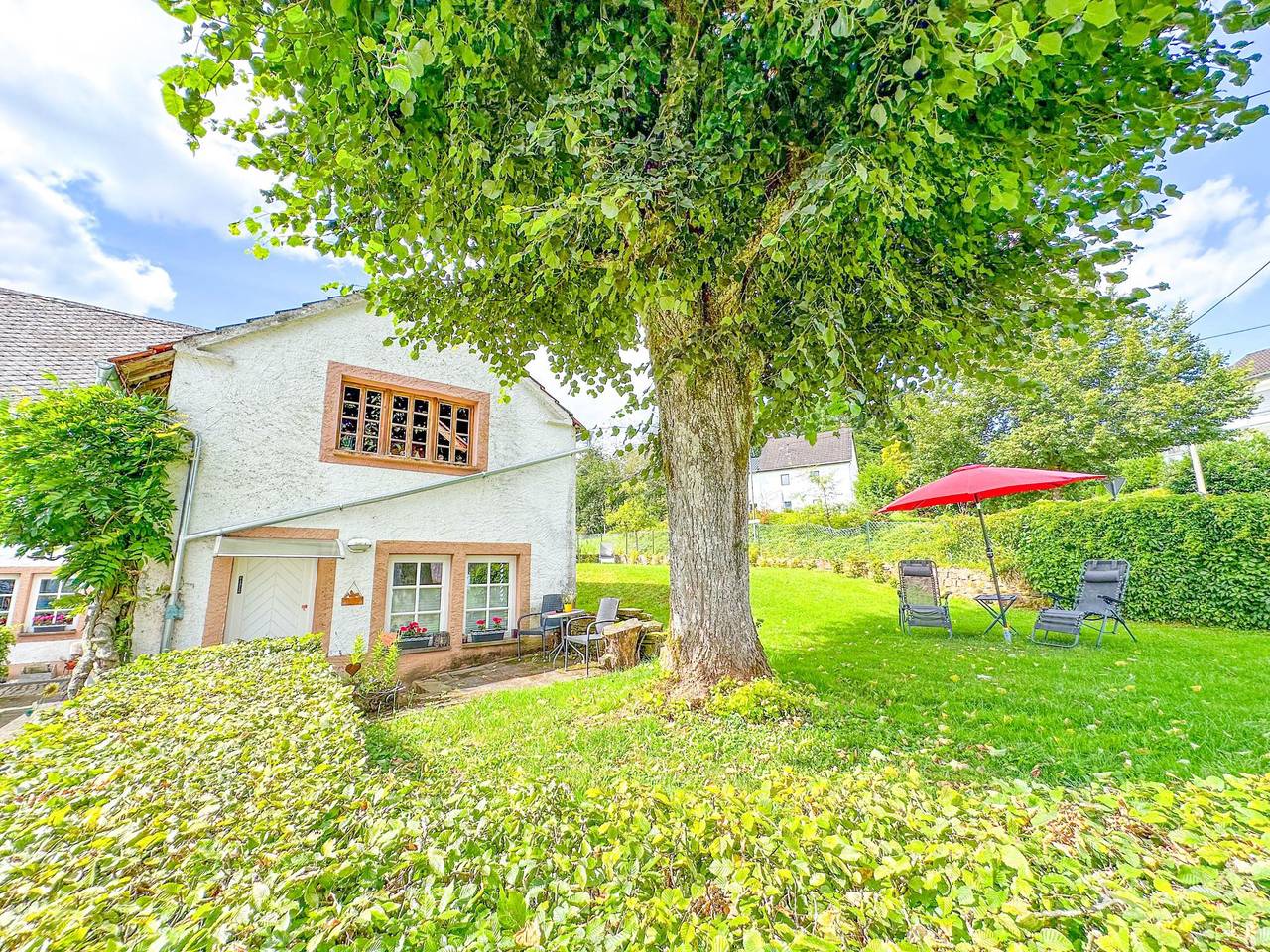 Ganze Wohnung, Erdgeschosswohnung mit Luxusbett und Terrasse
 in Meisburg, Vulkaneifel