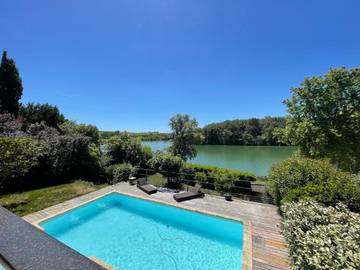 Gîte pour 8 personnes, avec vue et piscine ainsi que vue sur le lac et terrasse à Nailloux