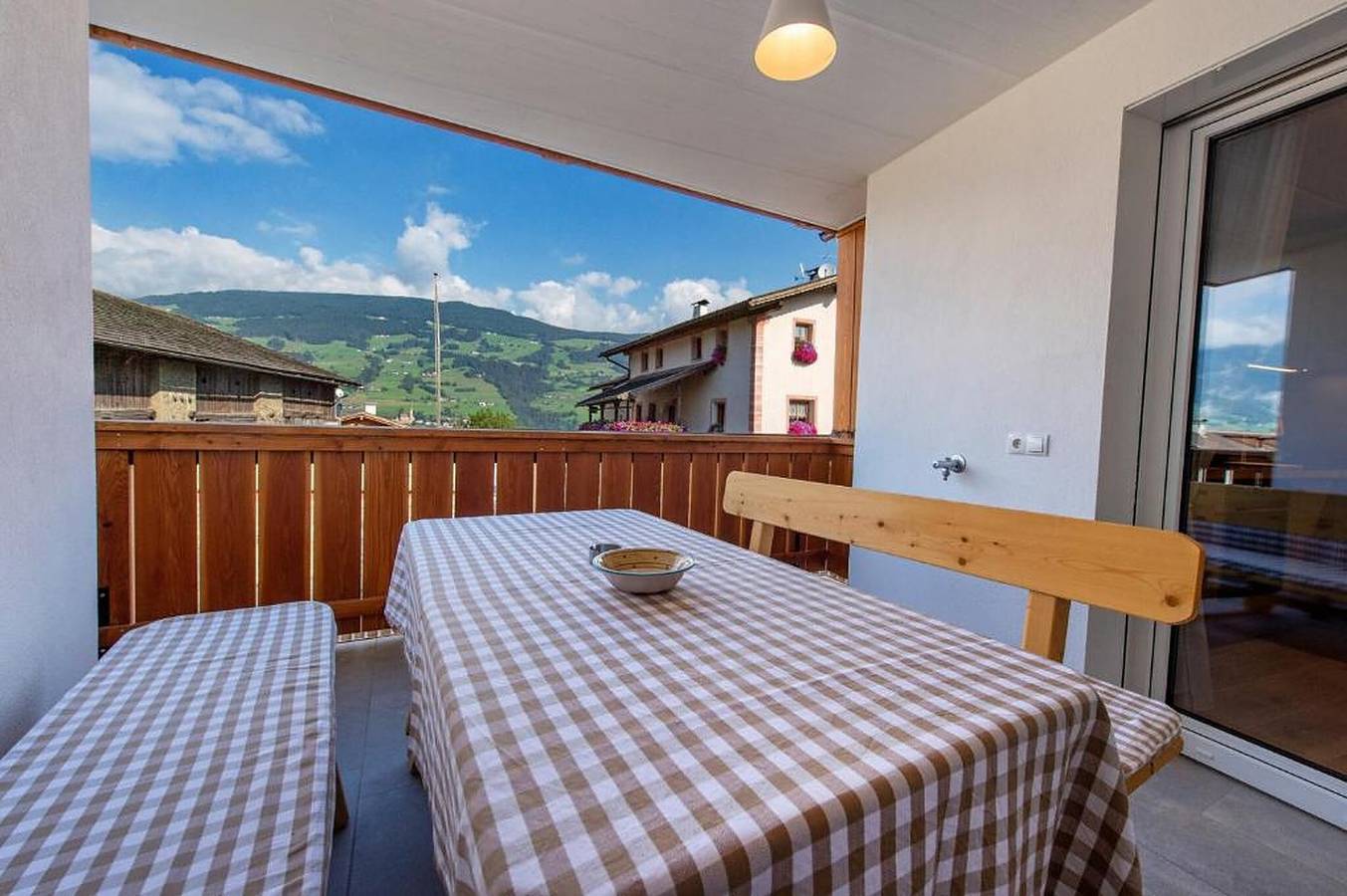 Ganze Wohnung, Ferienwohnung "Gass B" mit Bergblick, Privater Terrasse und Wlan in Albions, Lajen