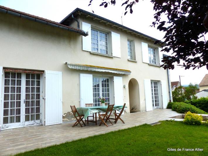 Gîte pour 10 personnes, avec jardin et terrasse, animaux acceptés dans Allier - 2