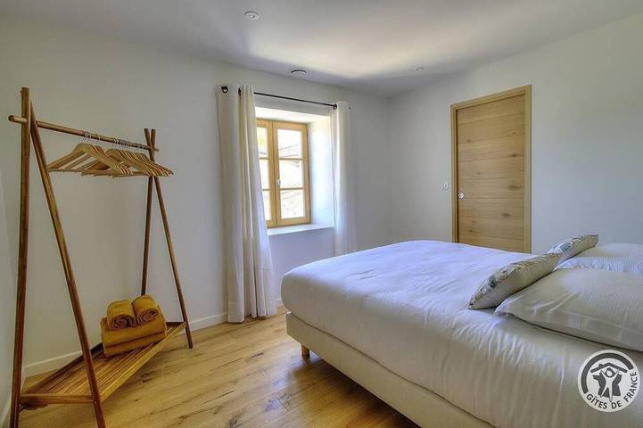 Location de vacances pour 6 personnes, avec jardin à Émeringes - 4
