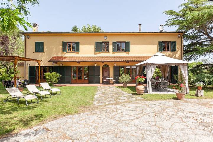 Agriturismo per 8 persone, con piscina e giardino, con animali domestici in Crespina Lorenzana