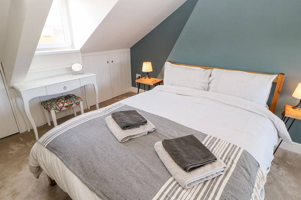 Cowrie Cottage, pet friendly, with open fire in Cullercoats in Tynemouth, North Tyneside