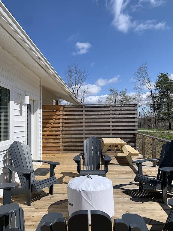 Natty by Nature – Secluded Dale Hollow Lake Cabin surrounded by Woods & Water in Dale Hollow Lake