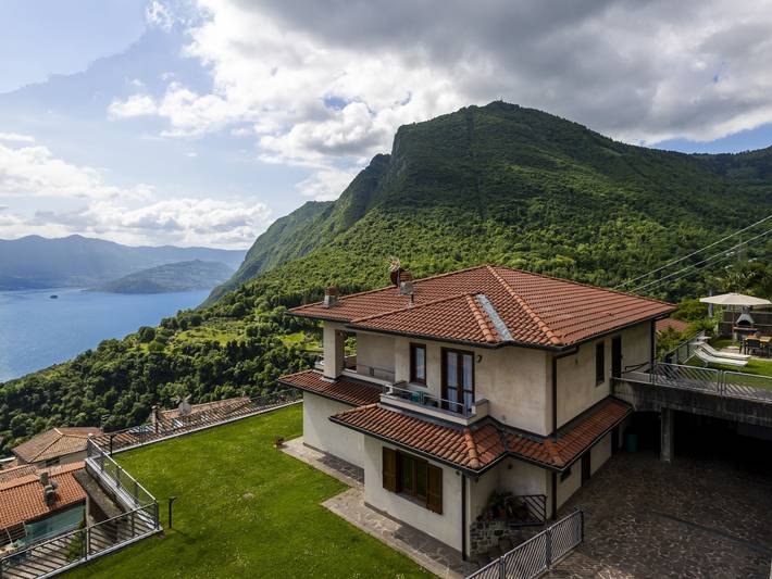 Vakantiewoning voor 5 personen, with Whirlpool and Terras as well as Tuin and Uitzicht op het meer in Provincie Bergamo