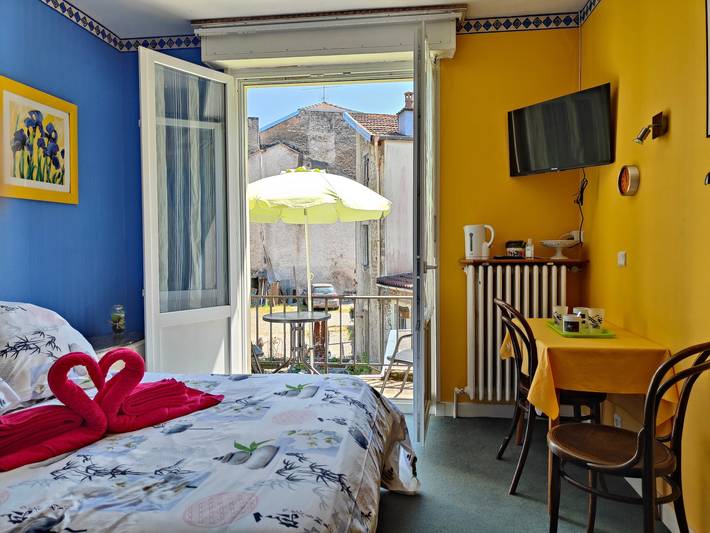 Chambre pour 2 personnes, avec Balcon et Jacuzzi ainsi que Jardin et Sauna dans les Vosges