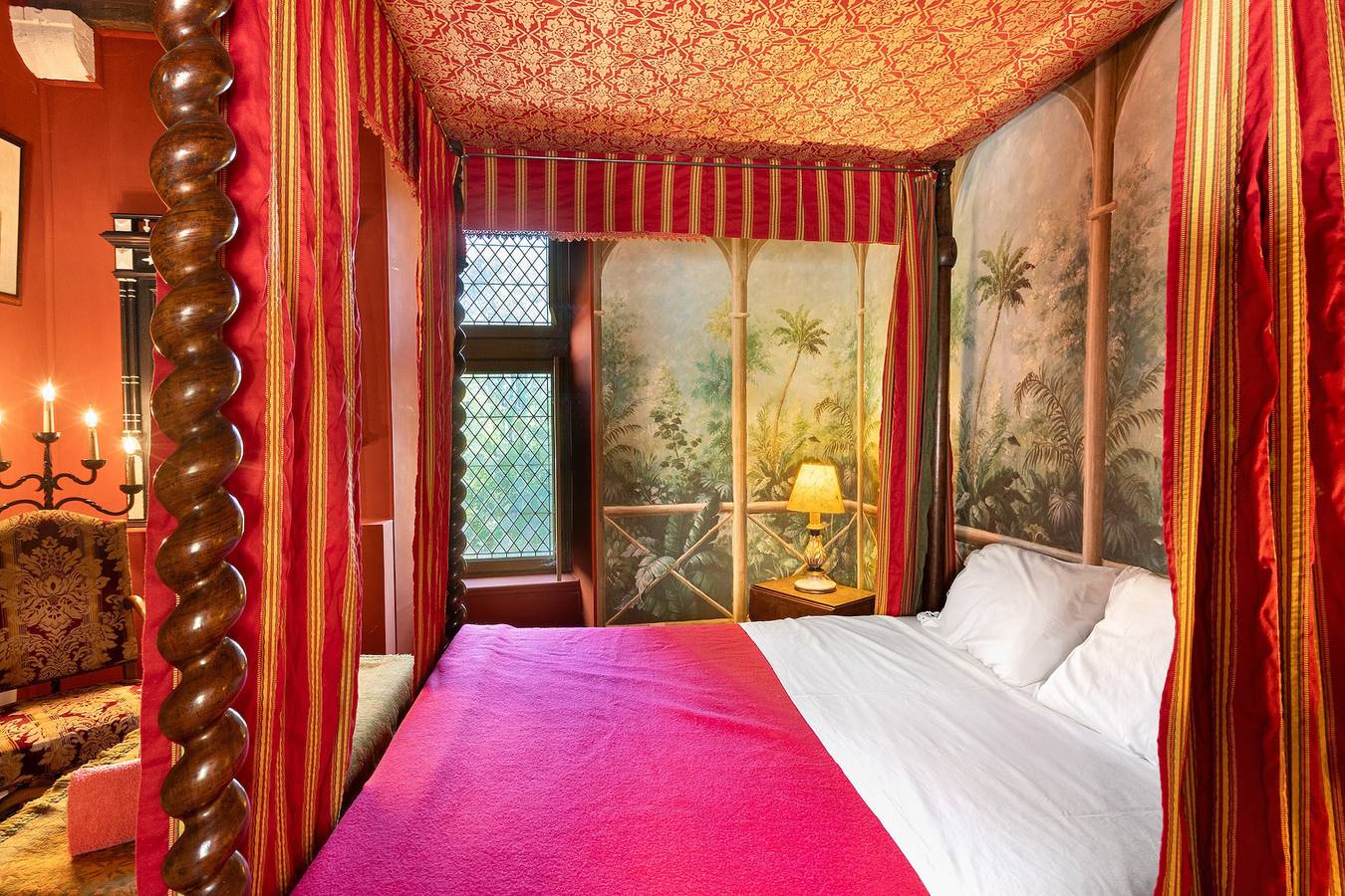 Chambre de l'Explorateur du Château de Château l'Evêque in Château-l'Évêque, Périgord Blanc