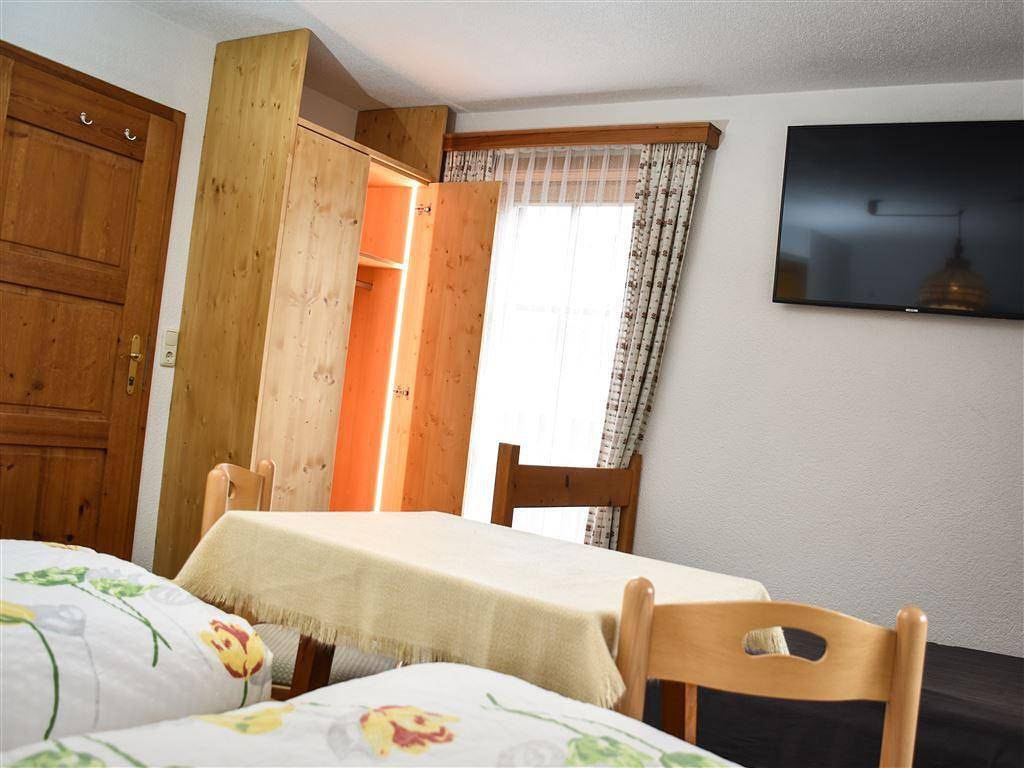 Dreibettzimmer, Dusche, Wc, Balkon in Gramais, Außerfern