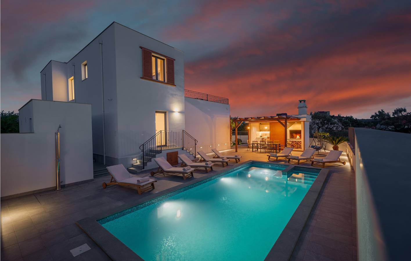 Urlaub am Meer: 2,5 km zum Strand, Pool und Terrasse mit Meerblick in Plano (Kroatische Adria), Split-Dalmatien