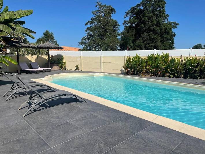 Gîte pour 4 personnes, avec jardin et piscine à Cantenac