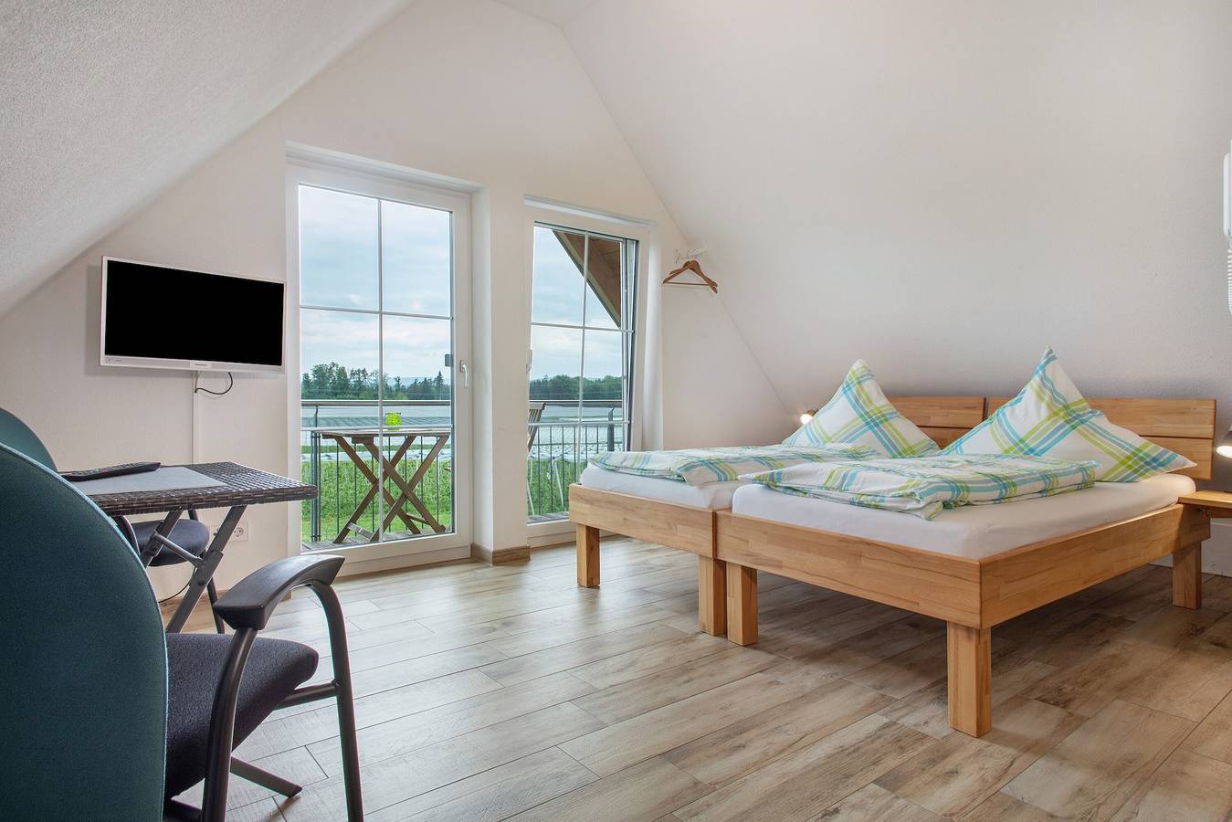 Zimmer 'Waldzimmer' mit privatem Balkon, Gemeinschaftsgarten und Wi-Fi - ohne Küche in Friedrichshafen, Region Bodensee-Oberschwaben