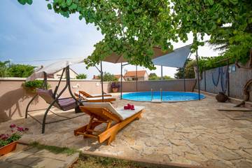 Ferienwohnung für 4 Personen, mit Pool und Meerblick sowie Balkon in Zadar