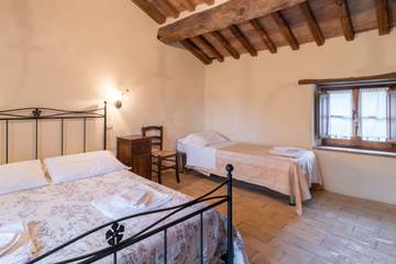 Vacation Rental for 4 Guests in Cortona, Arezzo Province, Picture 3