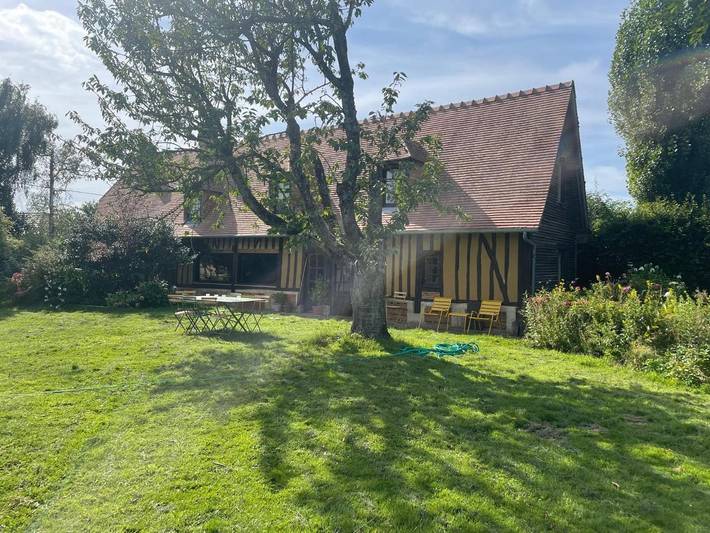 Location de vacances pour 10 personnes, avec jardin à Épégard