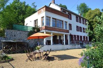 Gîte pour 11 personnes, avec terrasse ainsi que vue sur le lac et vue à Les Ancizes-Comps