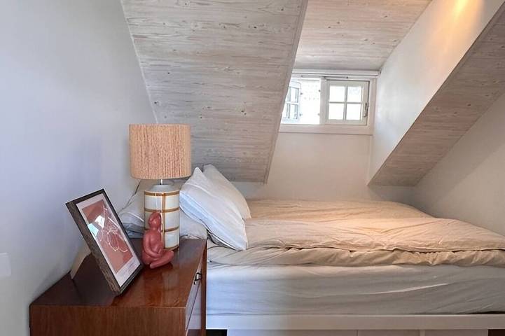 Ganze Wohnung, Charming attic apartment by the sea - with fireplace and cozy living room in Røyken
