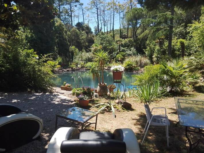 Location de vacances pour 2 personnes, avec Jardin ainsi que Piscine et Vue à Mourèze