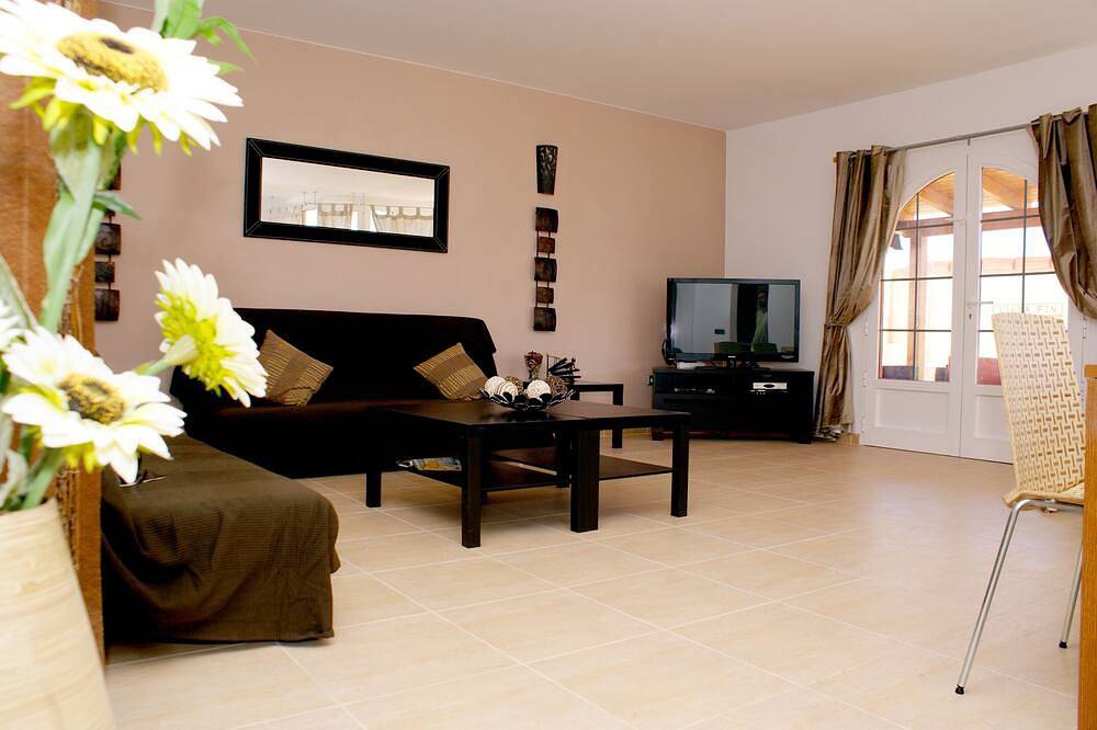 Villa de 4 chambres en ville, piscine de 10 m avec toboggan pour enfants, clôture de sécurité, barbecue, salons extérieurs in Caleta de Fuste, Antigua