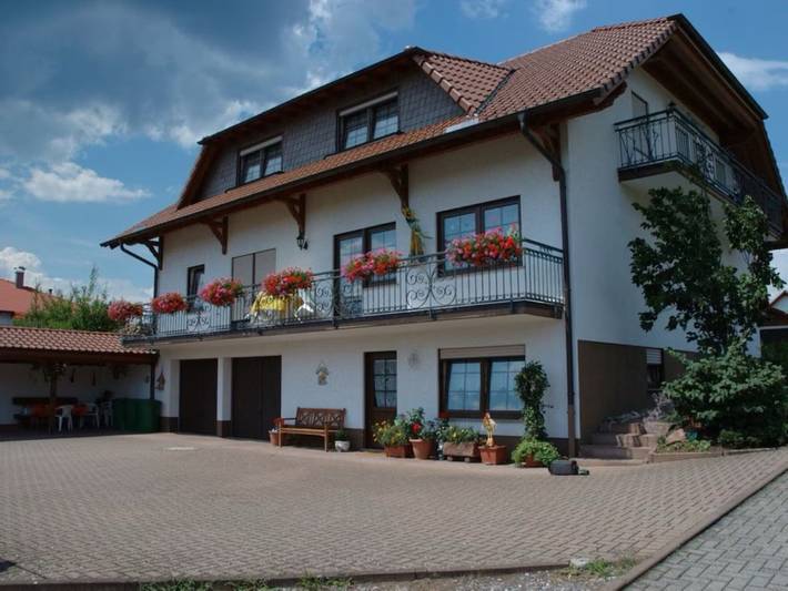 Apartamento entero, Apartamento 'Sonnenblick - Fewo 1' con balcón y Wi-Fi in Fischbach bei Dahn, Landkreis Südwestpfalz