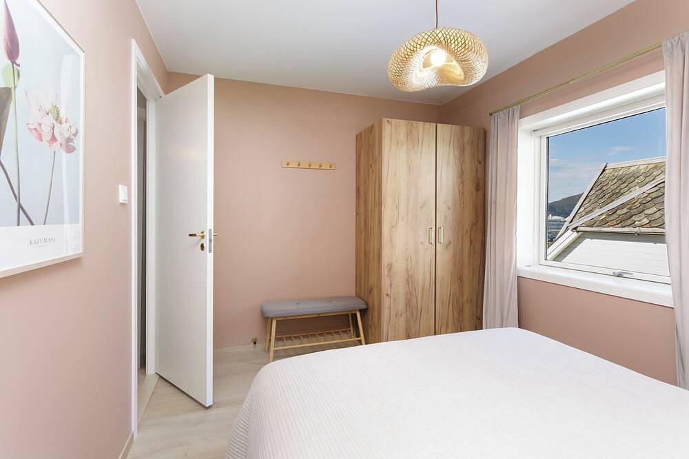 Ganze Wohnung, Ålesund center modern apartment with terrace and stunning ocean & Mountain view! in Ålesund