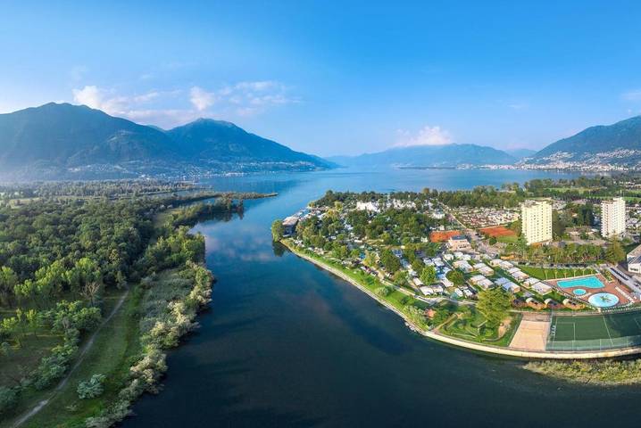 Camping pour 5 personnes, avec Jacuzzi et Terrasse ainsi que Jardin et Bassin pour enfant en Suisse