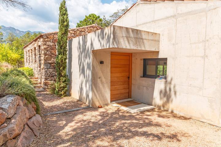Location de vacances pour 8 personnes, avec Terrasse ainsi que Jardin et Piscine à Zonza - 2