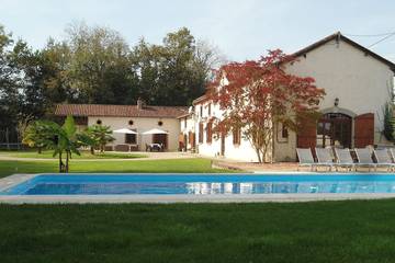 Gîte pour 14 personnes, avec jardin, animaux acceptés à Buzon