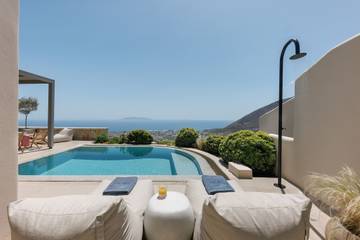 Villa for 10 Guests in Santorini, Cyclades, Picture 3