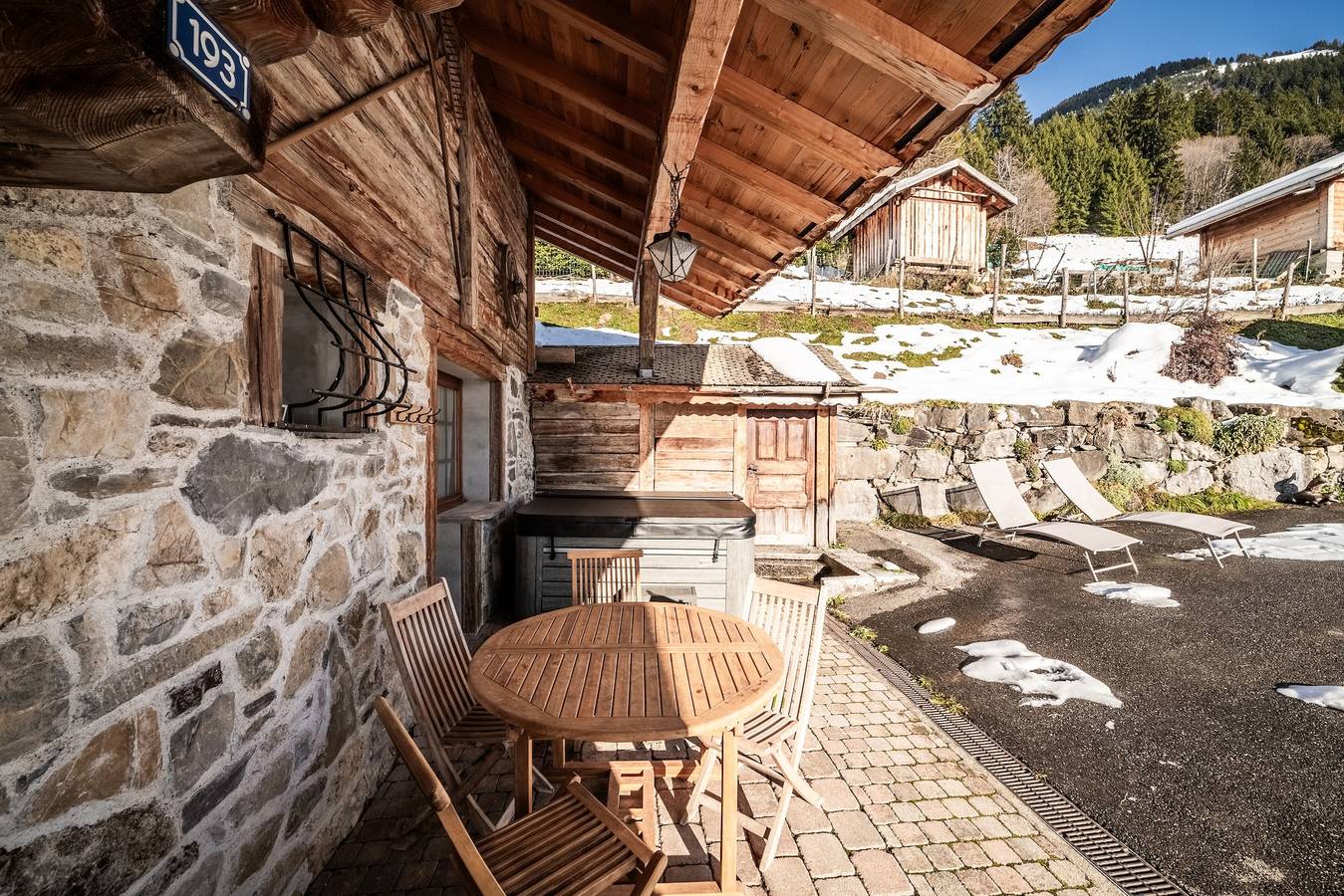Chalet 'La Ferme De La Vora' avec vue sur la montagne, terrasse privée et Wi-Fi in Chatel, Les Portes du Soleil