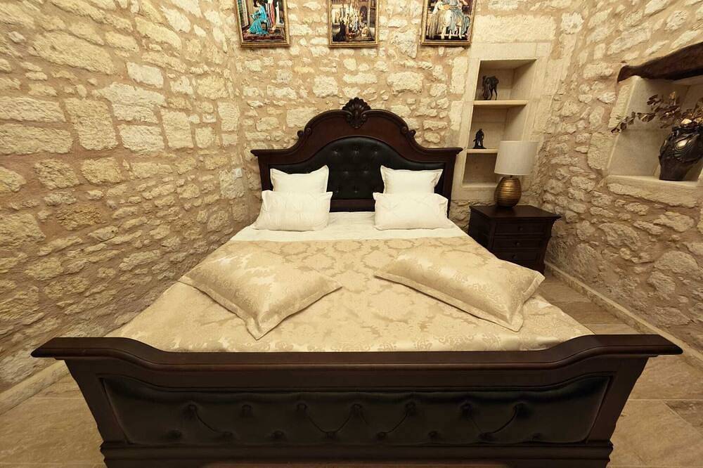 Suite Napoléon: Comfort, Bed 200x200, Heated pool Domaine De Pagnon Gironde in Saint-Gervais (Gironde), Blaye region