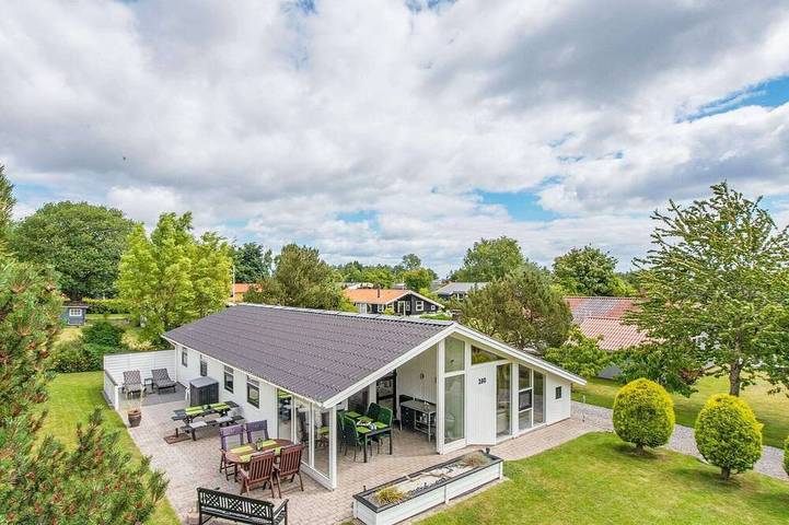 Ferienhaus für 8 Personen, mit Terrasse und Whirlpool sowie Sauna in Pøt Strandby