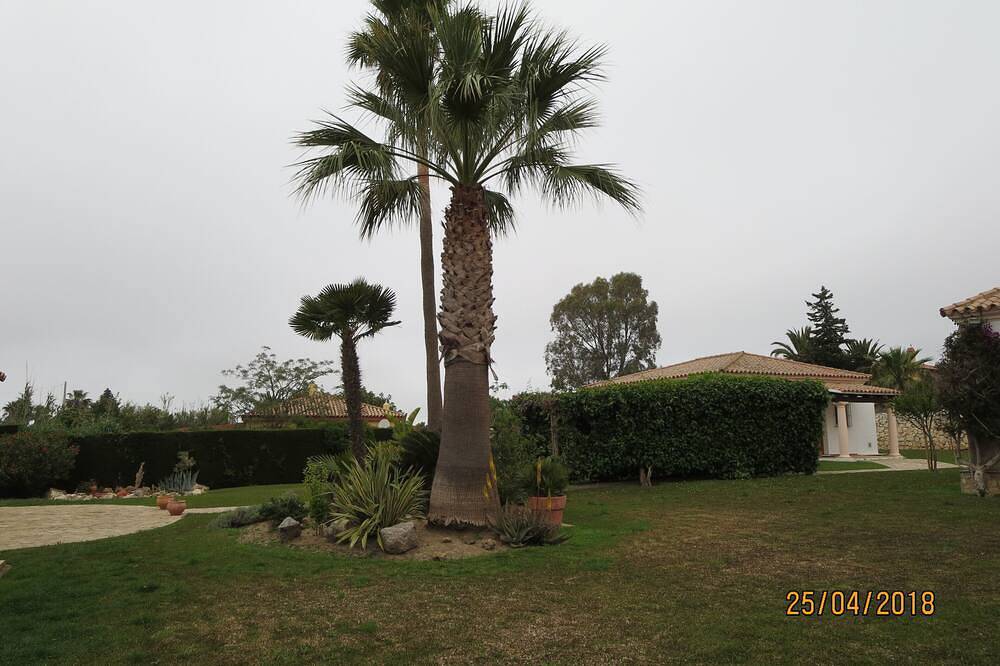 Comfortable holiday home Aura Maris in a quiet, beautiful garden in Conil de la Frontera, Costa de la Luz