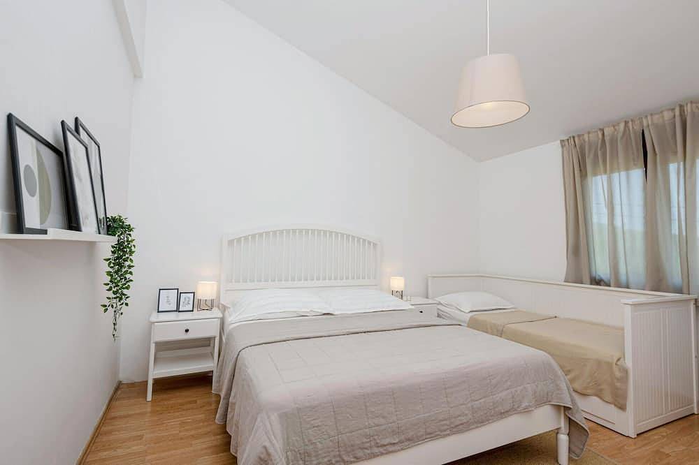 Lovely home in Lovrec in Makarska Riviera